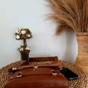 Tas Slempang Pria Dari Kulit sapi.(Garansi 100% uang kembali jika jaket bukan kulit)