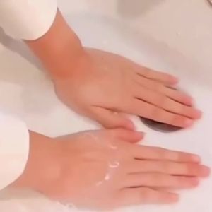 Ready stock🇲🇾Horse Oil Hand Cream For Dry Hands Anti-Crack Hand Balm Moisturizing Cream Dry Feet Cream Hand Whitening Horse oil Hand cream 30g