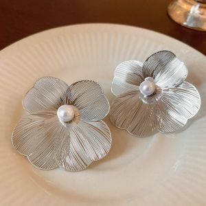 Exaggerated Large Flower Earrings Korean Fashion Light Luxury Hollow Butterfly Flower Pearl Jewelry Accessories for Women