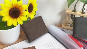 《506》 ข้ามพรมแดน กระเป๋าสตางค์ผู้ชายแนวตั้งสไตล์เรจากผู้ผลิต 2 กระเป๋าสตางค์มีช่องใส่บัตรหลายฟังก์ชัน กระเป๋าใส่เหรียญ ขายส่ง มีสินค้าในสต็อก