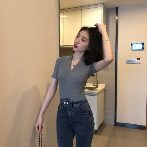 Kaus lengan pendek populer gaya Korea kemeja populer musim panas atasan V-neck ketat murni seksi
