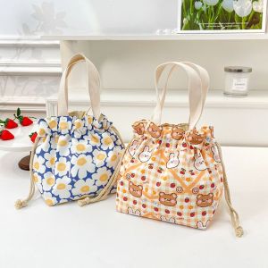 XUNXUAN การ์ตูนลายการ์ตูน ถุงหูรูด ดอกไม้ประดับดอกไม้ ชุดเดรสพิมพ์ลาย กระเป๋าถือผ้าใบพิมพ์ลาย แบบพกพาได้ กระเป๋าโท้ท กระเป๋าถังผ้าใบ ช้อปปิ้ง