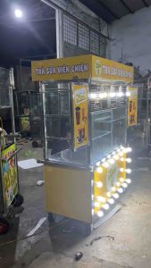 Xe đẩy bán trà sữa có sẵn đèn trang trí 1m2 được nhiều khách hàng ưa chuộng nhất hiện nay . Thiết kế xe trà sữa đẹp cơ khí Tân Ngọc Châu 0937.272.899