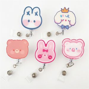 MMLUCK อุปกรณ์ในโรงพยาบาล น่ารักน่ารักๆ บัตรหน้าอก หมีสำหรับเด็ก นักเรียนก็อก คลิปการ์ดทำงาน ม้วนป้ายหดได้ ที่ใส่นามบัตร คลิปหนีบบัตรประชาชน ผู้ถือป้ายพยาบาล