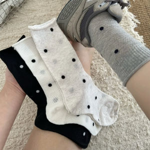 ถุงเท้าผ้าฝ้ายพิมพ์ลายบางๆ สำหรับผู้หญิงในฤดูใบไม้ผลิและฤดูร้อน ถุงเท้าลายจุดสำหรับเด็กผู้หญิง แฟชั่นผู้หญิง ถุงเท้าลายน่ารัก คาวาอี้ สีดำและสีขาว