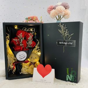 UoneHome พร้อมส่ง ♥ H109 กล่องของขวัญกุหลาบของตกแต่งห้อง  ของขวัญให้แฟน  ของขวัญวันเกิด ของแต่งห้องนอน ของแต่งบ้าน ตกแต่งห้องนอน พร้อมตุ๊กตาหมี มีไฟLED กล่องสีดำสุดคลาสสิค ของขวัญให้เพื่อน ให้แฟน/วันวาเลนไทน์/วันคริสต์มาส