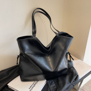 PiShops พร้อมส่งในไทย กระเป๋าสะพายไหล่ หนัง Pu ทรงโท้ท ขนาดใหญ่ จุของได้เยอะ สีดํา สไตล์เกาหลี แต่งเชือกรูดด้านข้าง ดูดีมากแม่ เรียบง่ายแต่แมทช์ได้ทุกลุค สายแฟชั่น y2k ควรมีติดตู้เลยน๊าาา วัสดุดี คุ้มราคา กดสั่งได้เยยย