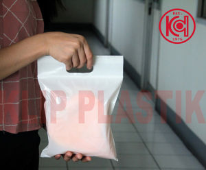 Plastik Klip Pond Putih Susu / Plastik Shopping Bag 21.5 x 19.5 cm 100 pcs
