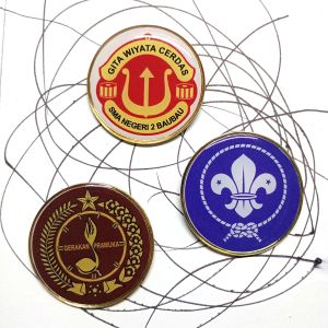 Pin Bulat Magnet Custom Logo Bulat 3cm Bahan Logam Coating Resin Anti Luntur