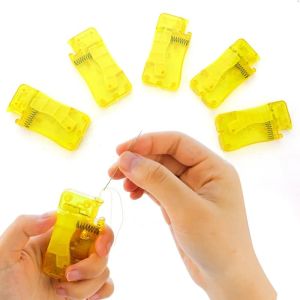 1ชิ้นที่ร้อยด้ายเครื่องร้อยดายเข็มอัตโนมัติเข็มนำคนชราอุปกรณ์ง่ายอุปกรณ์เย็บผ้าด้ายอัตโนมัติ