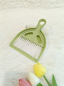 แปรง แปรงปัดฝุ่น แปรงทำความสะอาดกรง พร้อมที่ตัก ทำจากพลาสติกลายน่ารัก ใช้กวาดฝุ่น ตามซอก และพื้นที่จำกัด ใช้สะดวก พร้อมส่งจากไทย