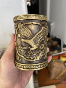 Ống bút đại bàng bằng đồng đúc nổi cao 10.5cm đk miệng 7.5cm nặng 0.5kg