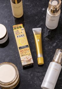Tinh chất vitamin C dưỡng trắng mờ thâm cao cấp Melano CC Premium Whitening Essence 20ml
