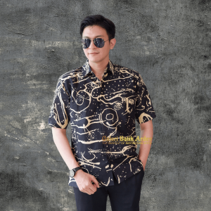 Galeri Batik Ardev - Abstrak Hitam Kemeja Batik Pria Slim Fit Lengan Pendek Atasan Batik Warna Hitam