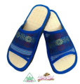 Dép chiếu Hương Quế DCQ-39 làm từ nguyên liệu hoàn toàn tự nhiên, thân thiện với môi trường (bột quế, sợi chiếu, sợi đay…..). 