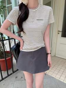 Ammin เสื้อเบลาส์แฟชั่นเสื้อยืดคอกลมเรียบง่ายสำหรับฤดูร้อนเสื้อเบลาส์แขนสั้นลายทางแบบสั้นเสื้อยืดผ้าฝ้ายผู้หญิงสง่างามแบบลำลองปักตัวหนังสือสำหรับผู้หญิง