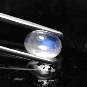 1.95 ct พลอยแท้ พลอยดิบ มูนสโตน (Moon Stone) เหลือบฟ้า ทรงไข่หลังเบี้ย แอฟริกา