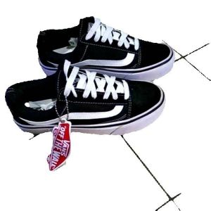 Sepatu sekolah skaters sneakers pria wanita