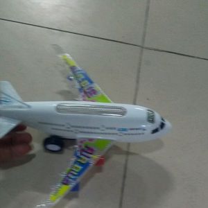Mainan Pesawat Garuda / Lion Air / Airbus / Rejeki Toys: Mainan Pesawat Elektrik dengan Suara Khas