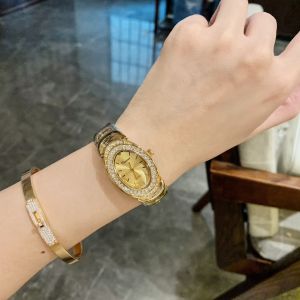 แฟชั่นผู้หญิงนาฬิกานาฬิกาใหม่สร้อยข้อมือนาฬิกาวงรีกลวงสร้อยข้อมือนาฬิกาที่สวยงามกันน้ำ