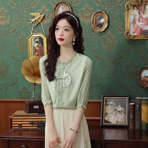 เสื้อพลีทตาข่ายแขนแขนสั้นคอกลมขนาดเล็กใหม่ฤดูร้อนสดใส AMMIN2024เสื้อชีฟองเก๋ไก๋ของผู้หญิงสไตล์วินเทจหัวเข็มขัดปักลายดอกไม้