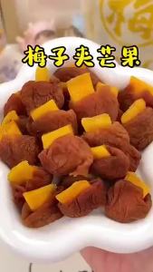 Bánh mận và xoài không hạt mứt trái cây thông thường đồ ngọt giúp giảm cảm giác béo ngậy mận xanh với xoài.  Green plum with dried mango sweet sour preserved fruit snack
