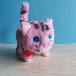 Kucing mainan berbunyi meow dan bergerak