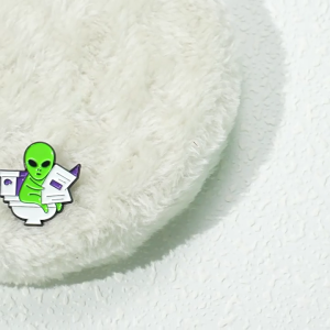 Bắt mắt người ngoài hành tinh ghim cài ve áo người ngoài hành tinh đọc báo Ghim Cài tráng men vật liệu hợp kim món quà hoàn hảo cho những người đam mê người ngoài hành tinh