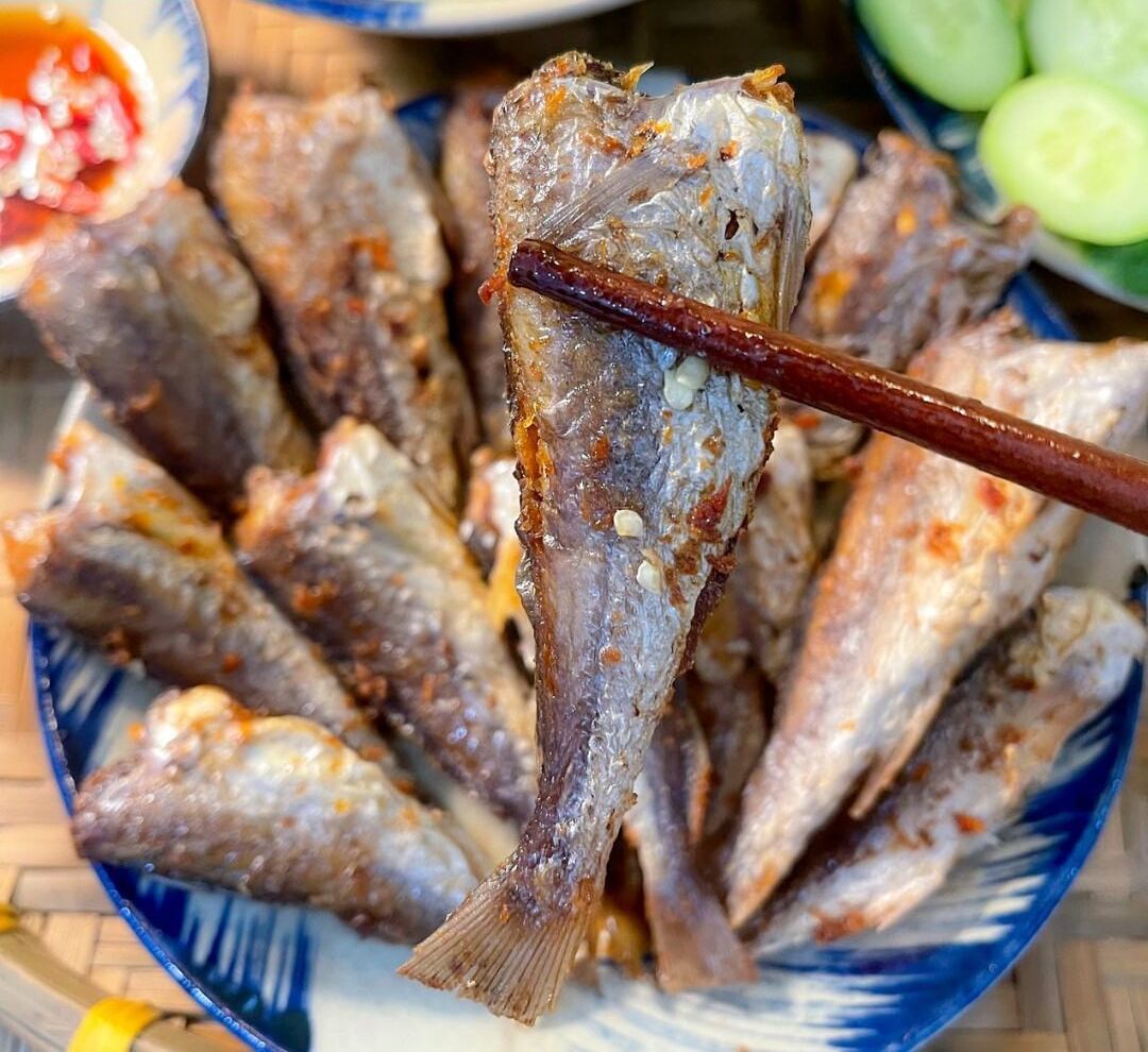 "Mua khô cá đù về chiên cơm mà bị mặn quá, làm sao ăn vừa miệng?"