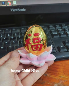 Tượng trứng gà chữ Phúc xi vàng 6cm x 7cm trên đài sen phong thủy trang trí