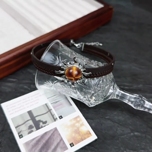 สร้อยคอหนังสีน้ำตาลแฟชั่นพร้อมสร้อยคอจี้ดวงอาทิตย์ปรับความยาวได้โซ่ไหปลาร้าทันสมัยสำหรับงานเทศกาล