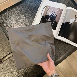 สายเดี่ยว เสื้อกล้าม  มีฟองน้ำในตัว สั้น แบบครึ่งตัว บราสายเดี่ยว ผ้านิ่ม ระบายอากาศ