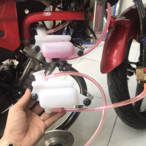 Bình nước phụ AB có nắp chế sẵn bát gắn cho Yamaha Exciter 135 - 150 - 155 các đời. có bán lẻ phụ kiện và ống trong suốt