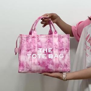 Túi tote nữ đeo vai họa tiết chữ cái mẫu mới xuyên biên giới túi vải canvas nhuộm loang đơn giản dung tích lớn dùng đi làm có thể đeo vai hoặc đeo chéo.
