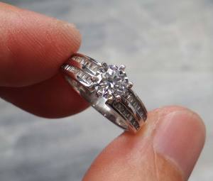 PY Beauty แหวนเพชรแท้ 925 Sterling silver (Natural Diamond) พลอยคริสตัลสวารอฟสกี้ รอบแหวนฝังเพชรแท้ 42 เม็ด น้ำหนัก 0.34 กะรัต เพชรแท้เกรด SI มีตำหนิค่ะ