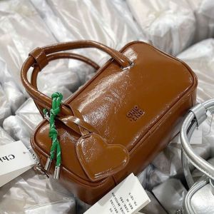Túi nữ quai cầm + đeo chéo size 22 dáng chữ nhật chất da mềm kèm phụ kiện tim full màu.0 BI