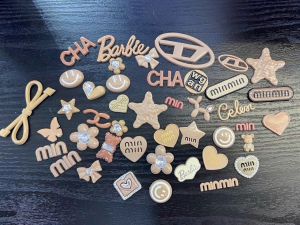 CrocsFanClub –ET93 - Charm giả kim màu mới  Hồng nâu bạc. Charm gắn giày dép crocs cross