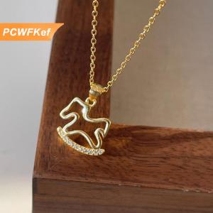 【PCWFKef】 1 2ชิ้นแฟชั่นน่ารักเงา zircon กลวงออกม้าไม้จี้สร้อยคอสำหรับผู้หญิงสาวสร้อยคอสร้อยคอสร้อยคอเครื่องประดับ
