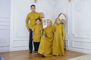 Gaya Keluarga Serasi Baju Couple Sarimbit dengan Nuansa Lemon