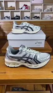 ผู่เถียนเพียวหยวน  Gel-Kaano 14 แบรนด์ร่วมรุ่นสีขาวสีดำและสีเงินดูดซับแรงกระแทกรองเท้าวิ่งคู่ตัดต่ำ