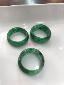 Nhẫn Nữ Đá Cẩm Thạch Xanh Đậm bóng đẹp Ni 18mm Cao 14mm Dầy 3mm có 380k/1 chiếc ạ
