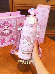 ขวดน้ำเก็บความเย็นสำหรับเด็ก My Melody Kuromi พร้อมปลอกและสายปรับได้ แก้วน้ำสองหลอดสำหรับนักเรียนชายหญิง