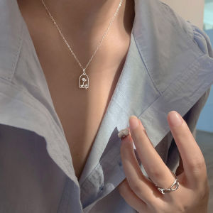 【COD】Lucky Pretty Gold Plated French Romantic Rose Pendant Necklace For Women Niche Elegant Hollow Flower Zircon Vintage Gold Clavicle Chain Valentine Gifts Fashion Jewelry Accessories Discount Sale