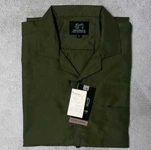 KEMEJA POLOS PRIA LEHER V/KEMEJA BASIC /KEMEJA PRIA LEHER V/KEMEJA PRIA LENGAN PENDEK LEHER V/KEMEJA KEKINIAN/KEMEJA CASUAL/EXCLUSIVE HIGH QUALITY