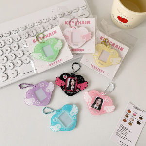 LEIFNYDI พร้อมพวงกุญแจด้วย ที่ใส่โฟโต้การ์ดขนาดเล็ก ฝาครอบการ์ดอะคริลิค จี้ปีกหัวใจรัก เคสป้องกันบัตร 1in บัตรภาพไอดอล กรอบรูปโฟโต้การ์ด ID การ์ดตกแต่งการ์ด