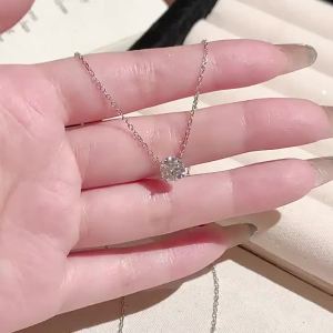 AE Sổ đỏ nhỏ Moissanite D Những viên đá pha lê nhiều màu sắc S925 Dây chuyền bạc nguyên chất dành cho nữ phong cách sang trọng nhẹ nhàng giống như dây chuyền mà Ruth và Xu Yan đeo dây chuyền xương quai xanh.