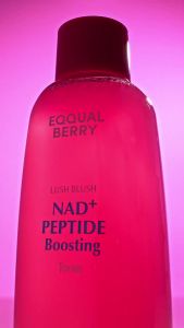 Nước hoa hồng tăng cường Peptide NAD+ EQQUALBERRY – NAD+ 5% & 13 Peptide – Nước hoa hồng dưỡng ẩm da mặt của Hàn Quốc    Nước hoa hồng NAD màu hồng làm săn chắc và nâng cơ cho da chảy xệ (5.07 fl.oz / 150ml)
