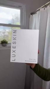 Máy massage mặt và cổ LuxeSkin 7 màu LED trị liệu bằng ánh sáng đỏ Dụng cụ chăm sóc da mặt bằng điện có chức năng rung chế độ làm ấm & túi đựng tiện lợi khi đi du lịch