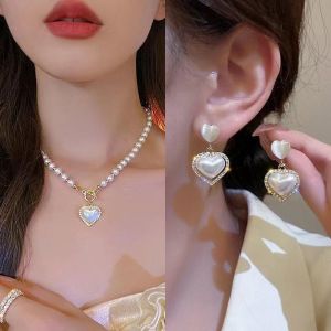 🖤Ngọc Trai Vòng Cổ Cho bộ đồ phụ nữ vòng cổ trái tim Quyến Rũ Thanh Lịch Pháp Lãng Mạn dây chuyền chạm xương quai xanh quà tặng kỷ niệm Ý Tưởng Cho thời trang nữ mặt bông tai Hàn Quốc bộ phong cách vòng cổ sang trọng Và Bông Tai Ngọc Trai Đặt Đồ Trang Sứ