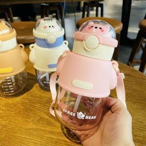 Bình nước gấu dâu cute MẪU MỚI cho bé đựng nước có ống hút vòi 650ml phù hợp trẻ em đi học Nhựa PP an toàn
